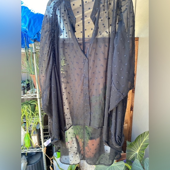 EXPRESS Sheet Hi Low Detailed Blouse; Size M - Picture 3 of 12